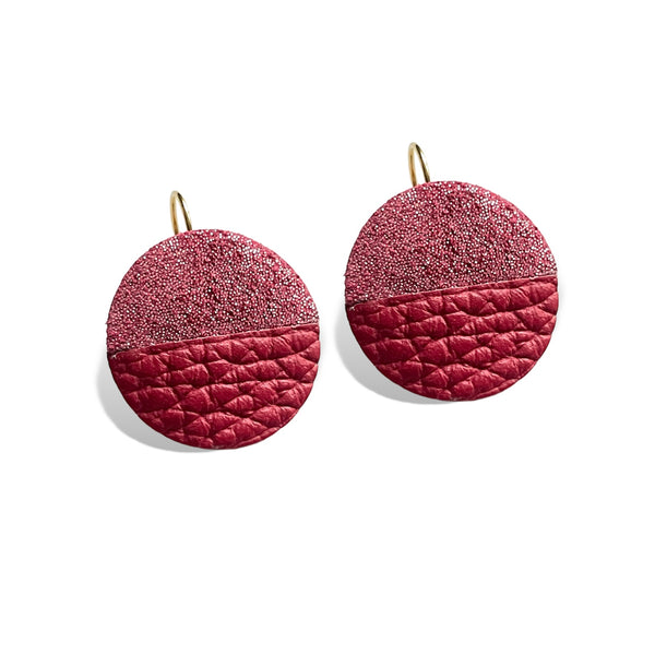 NUNE boucles d'oreilles rondes bicolores en cuir framboise pailletée argent et rouge grainé, sur fond blanc