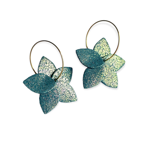 Nune petites boucles d'oreilles créoles Jasmin Pailleté en cuir vert canard pailletée irisé et anneaux dorés, sur fond blanc