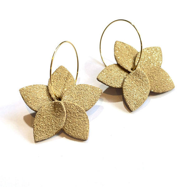 Nune petites boucles d'oreilles créoles Jasmin Pailleté en cuir beige pailletée or et anneaux dorés, sur fond blanc