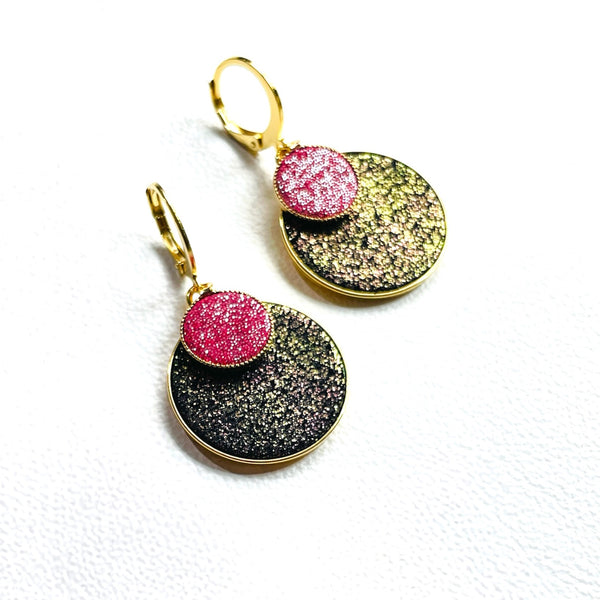 Petites boucles d'oreilles dorées rondes pailletées Nune modèle Bulles pailletées avec doubles sertis de cuirs noir pailleté irisé et framboise pailletée, sur fond blanc