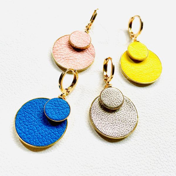 Petites boucles d'oreilles dorées rondes Nune modèle Bulles avec doubles sertis de cuirs bleu roi grainé, corail nacré clair, jaune citron et argent, sur fond blanc