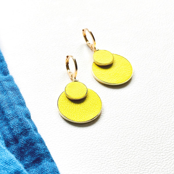 Petites boucles d'oreilles dorées rondes Nune modèle Bulles avec doubles sertis de cuir jaune citron, sur fond blanc