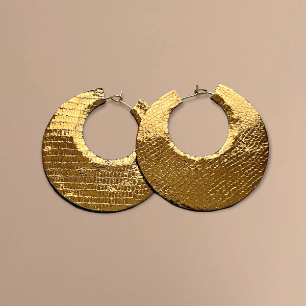 NUNE grandes boucles d'oreilles créoles dorées rondes tout-cuir Circus, vues à plat, côté bronze brillant façon serpent