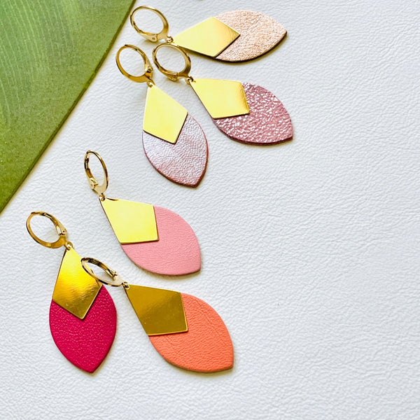 Gamme boucles d'oreilles dorées Nune en forme d'olives modèle Olivia en cuirs recyclés dans les tons roses et saumon sur fond blanc et vert