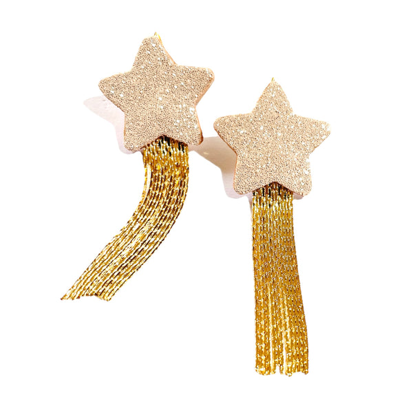 Nune Boucles d'oreilles légères SuperStella cuir pailleté, grandes étoiles en cuir rose pailleté argent recyclé et leurs longues et fines chaînettes dorées, sur fond blanc