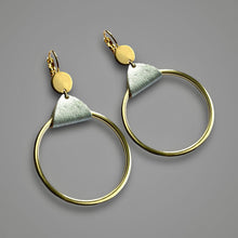 Charger l&#39;image dans la galerie, boucles d&#39;oreilles dorées avec grands anneaux créoles attachés par de fines pièces de liège argenté, sur fond gris
