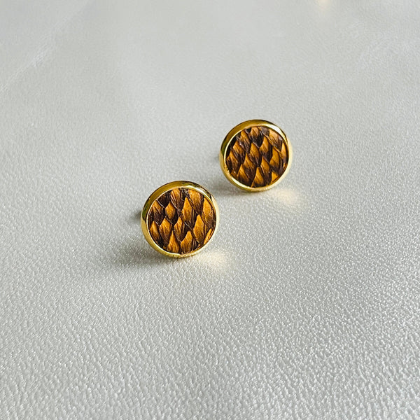 NUNE puces d'oreilles dorées ILIS avec pastille de cuir marin ocre écaille