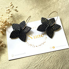 Charger l&#39;image dans la galerie, Nune petites créoles Jasmin en forme de fleurs en cuir noir grainé irisé et anneaux dorés, sur une carte Nune
