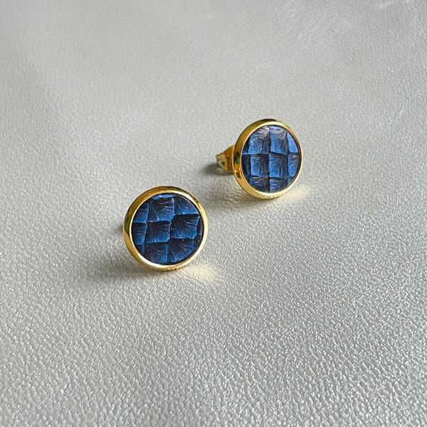 NUNE puces d'oreilles dorées ILIS avec pastille de cuir marin bleu saphir écaille