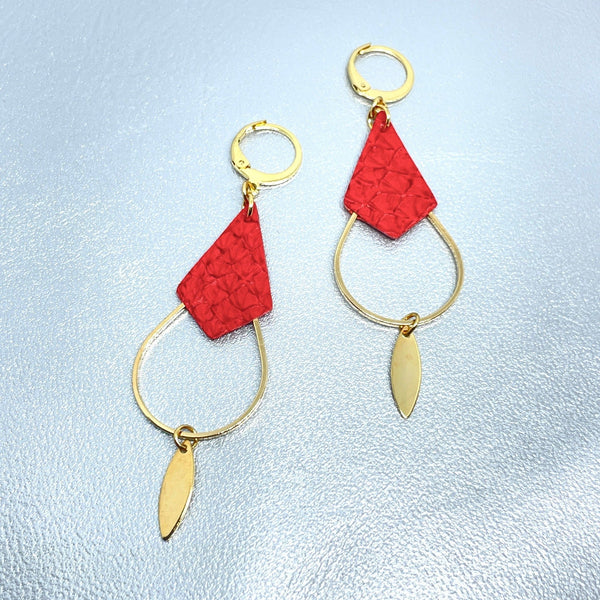 Boucles d'oreilles Gali de Nune, dorées à l'or fin avec triangle de cuir marin, cuir de poisson saumon rouge cardinal, de forme grande goutte, sur fond cuir gris argenté
