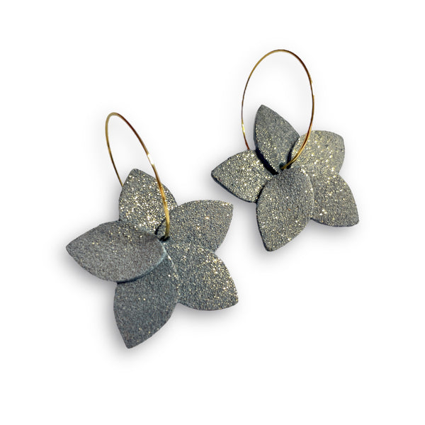 Nune petites boucles d'oreilles créoles Jasmin Pailleté en cuir gris pailleté or et anneaux dorés, sur fond blanc