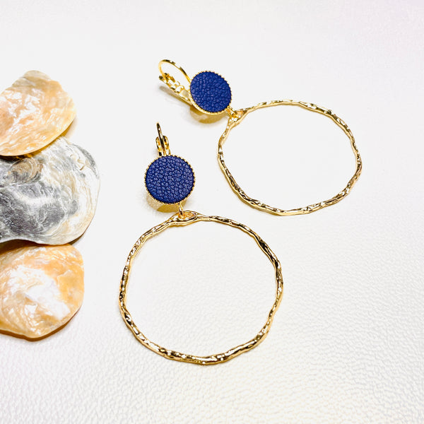 boucles d'oreilles dorées Nune modèle Bali Créoles en cuir marine satiné sur fond blanc
