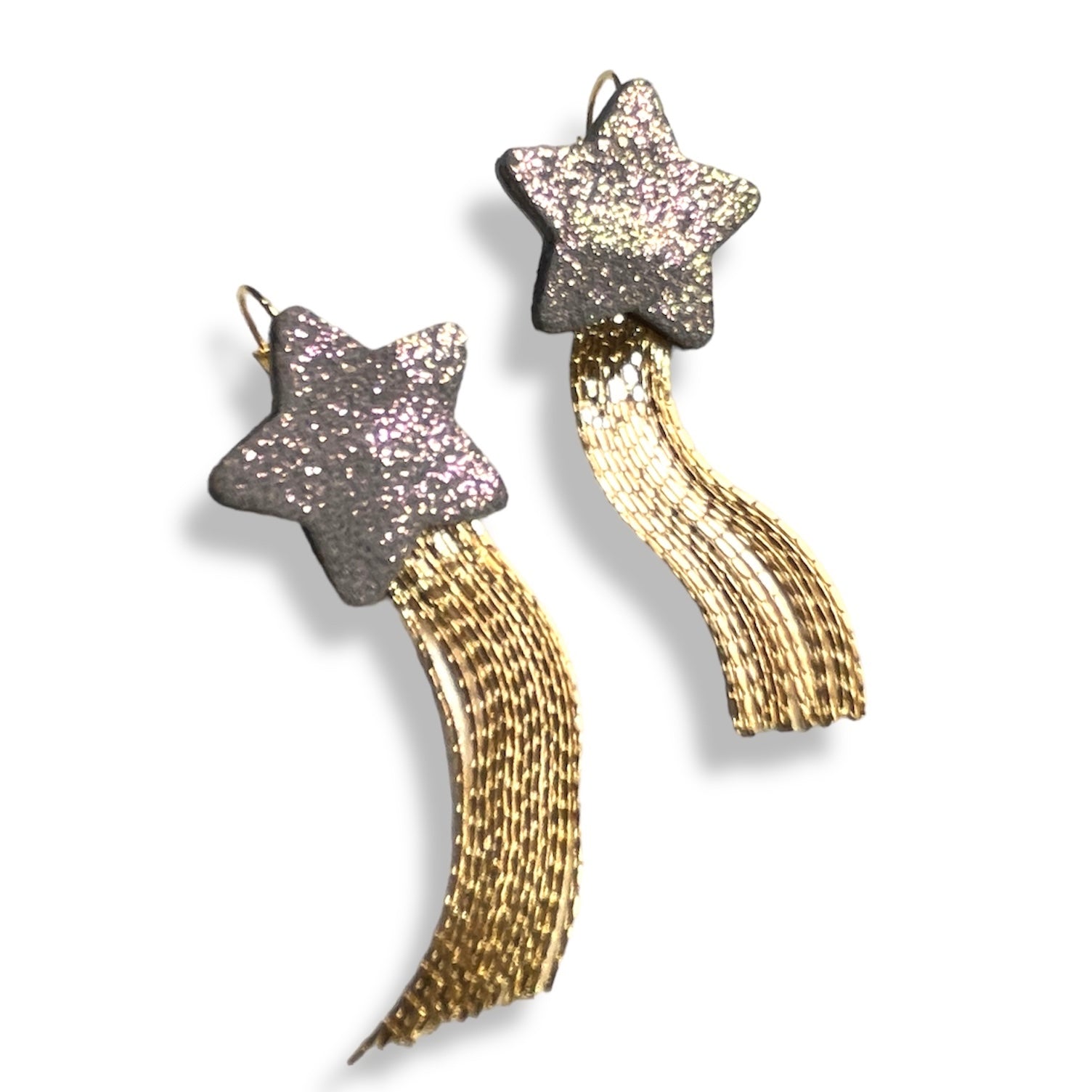 Nune Boucles d'oreilles légères SuperStella cuir pailleté, grandes étoiles en cuir gris pailleté irisé recyclé et leurs longues et fines chaînettes dorées, sur fond blanc