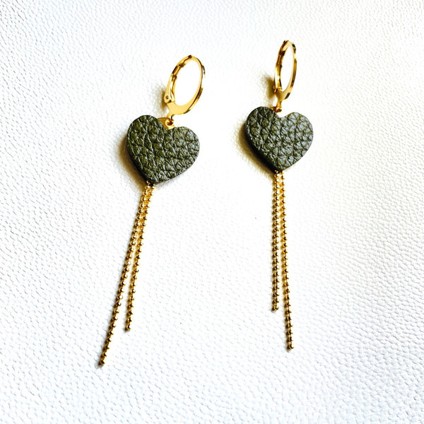 NUNE fines boucles d'oreilles dorées, petits cœurs de cuir recyclé kaki grainé et chaînettes, sur fond gris