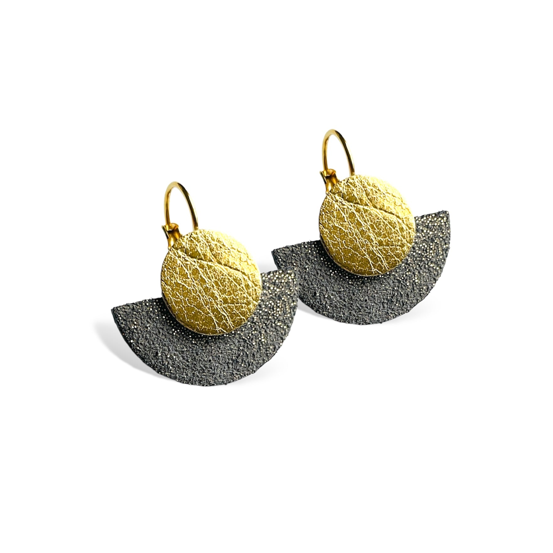 NUNE boucles d'oreilles dorées en forme de demi-lunes en cuir gris pailleté or et or recyclé, sur fond blanc. Modèle Téthys