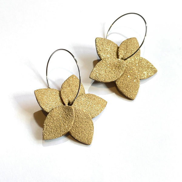 Nune 2 petites boucles d'oreilles créoles Jasmin Argenté Pailleté en cuir beige pailleté or, sur fond blanc