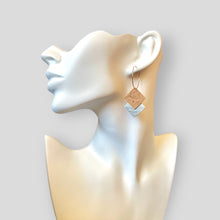 Charger l&#39;image dans la galerie, Boucle d&#39;oreille créole dorée en liège brut et argenté. Forme géométrique double-losanges imbriqués, portée à l&#39;oreille
