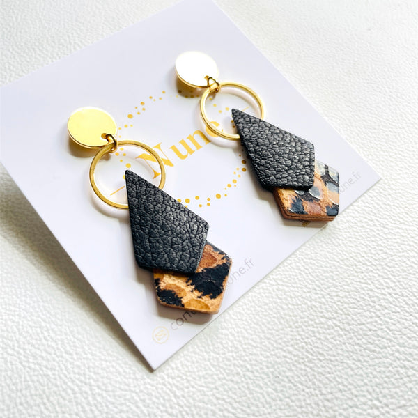 NUNE puces d'oreilles dorées Sagittis, pendentifs en duo de losanges en cuir recyclé noir grainé et façon léopard, sur fond blanc