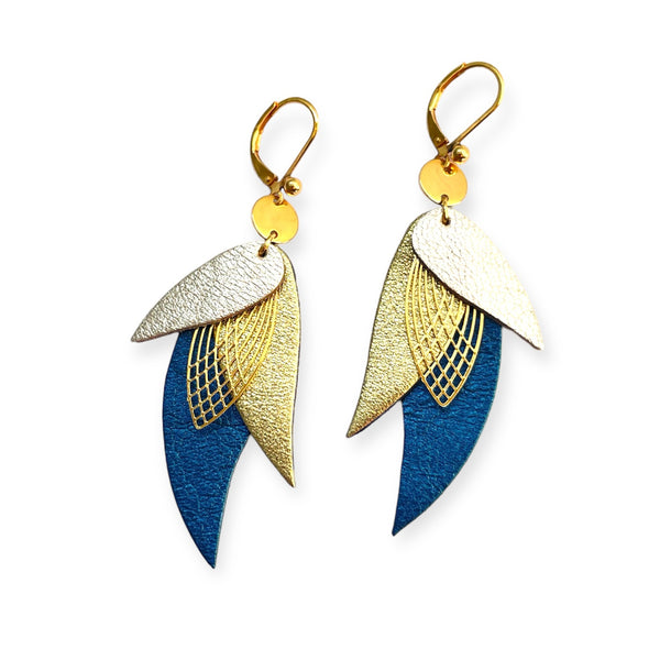 boucles d'oreilles dorées Nune modèle Ara en plumes de cuirs argent, doré satiné et bleu nuit métallisé, sur fond blanc