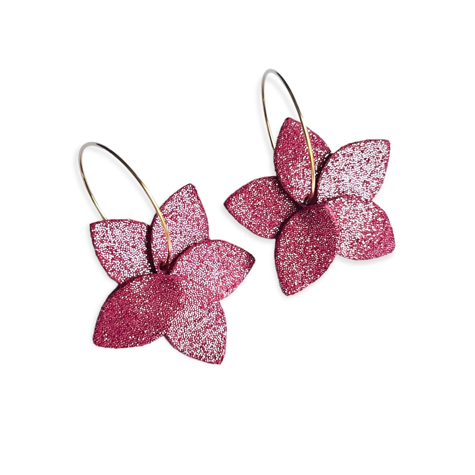 Nune petites boucles d'oreilles créoles Jasmin Pailleté en cuir framboise pailletée argent et anneaux dorés, vues de dessus, sur fond blanc