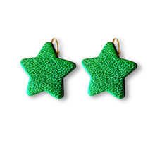 Charger l&#39;image dans la galerie, NUNE Boucles d&#39;oreilles Diva en forme d&#39;étoile en cuir recyclé vert métallisé, sur fond blanc
