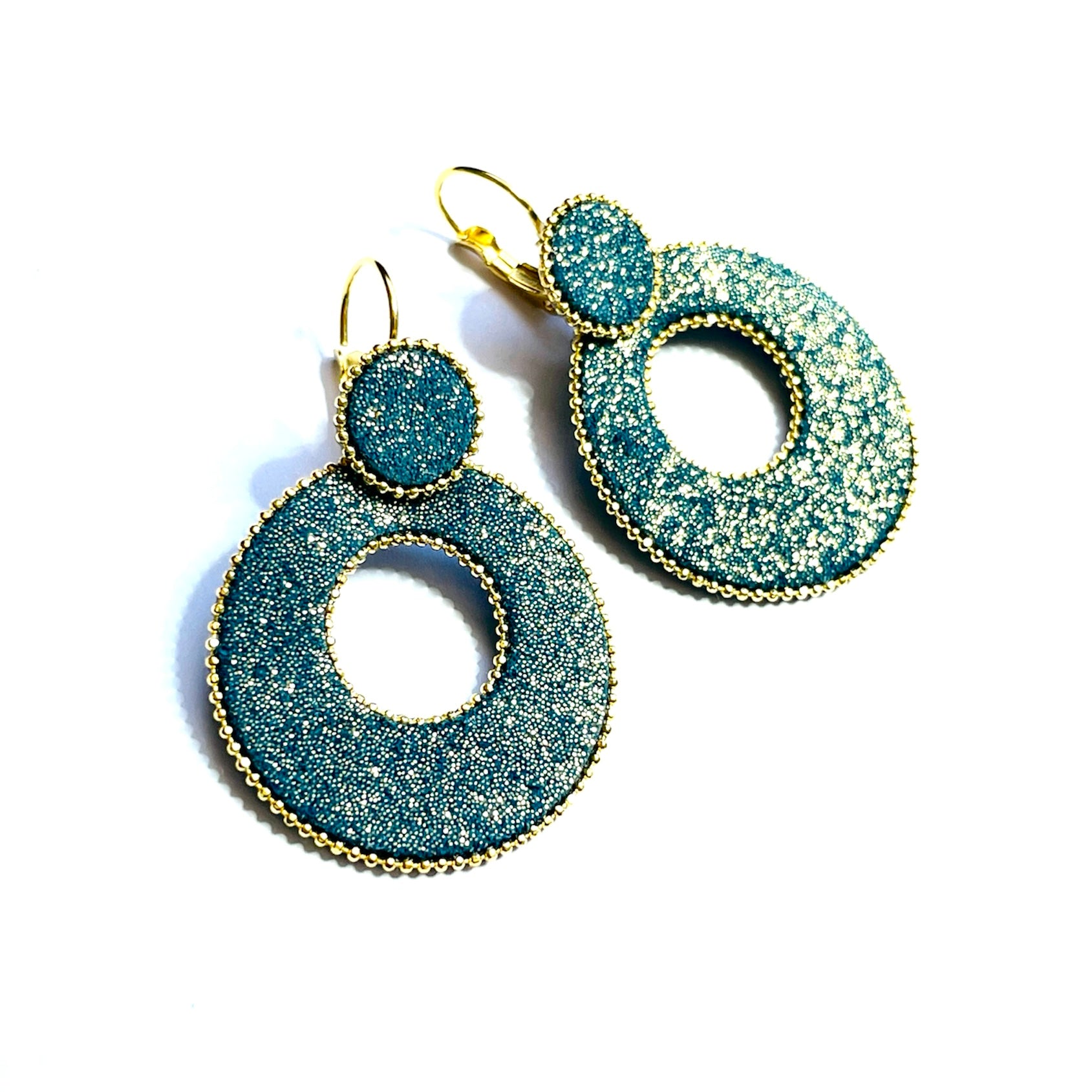 boucles d'oreilles créoles Nune modèle Céleste en forme de cercles en cuir vert canard pailleté or, cerclées de chaîne dorée, sur fond blanc