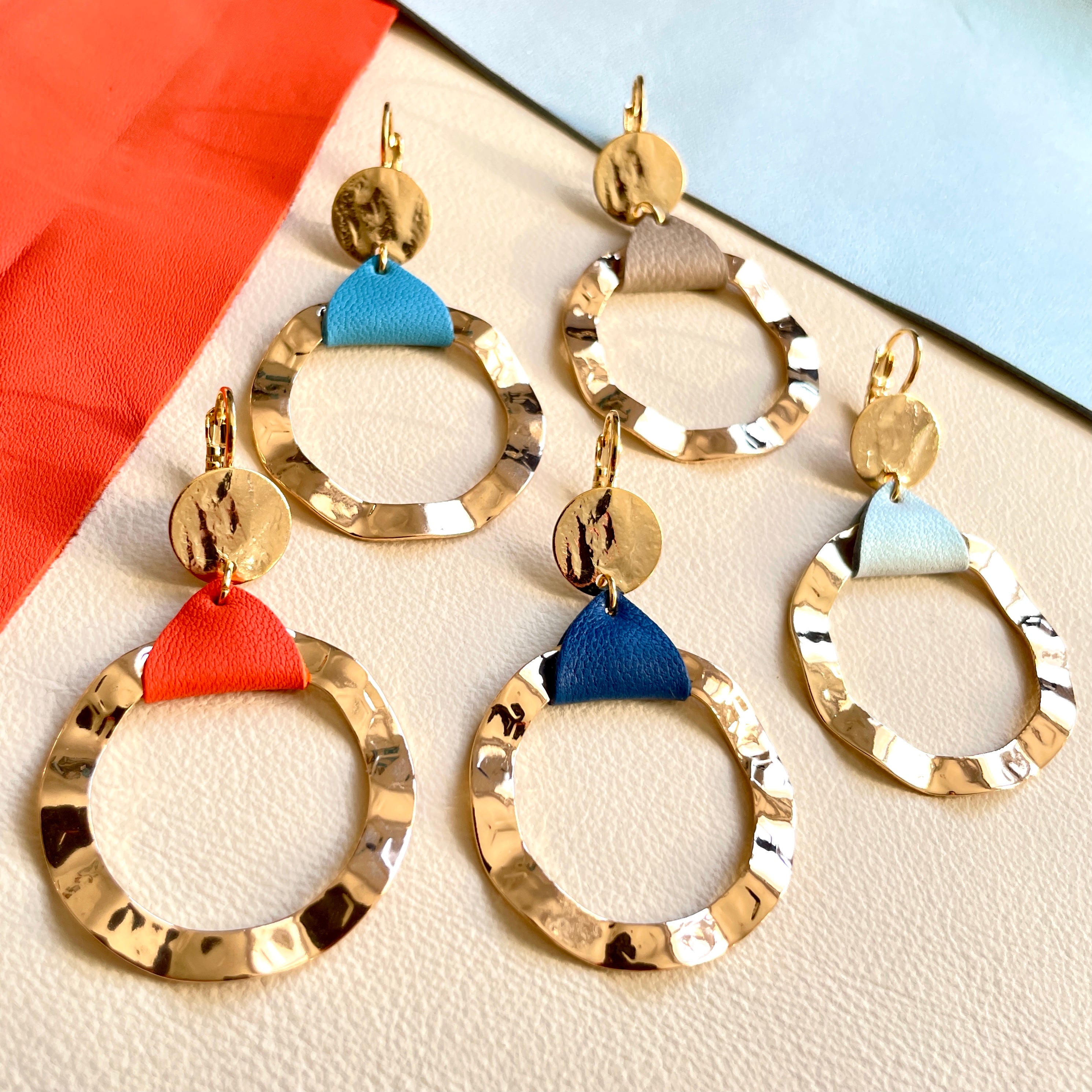 5 créoles dorées modèle Cael de la marque Nune déclinées dans diffrentes teintes de cuir