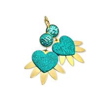 Charger l&#39;image dans la galerie, NUNE Boucles d&#39;oreilles dorées Vénus en forme de cœurs style ex-voto en cuir vert émeraude brillant intense sur fond blanc
