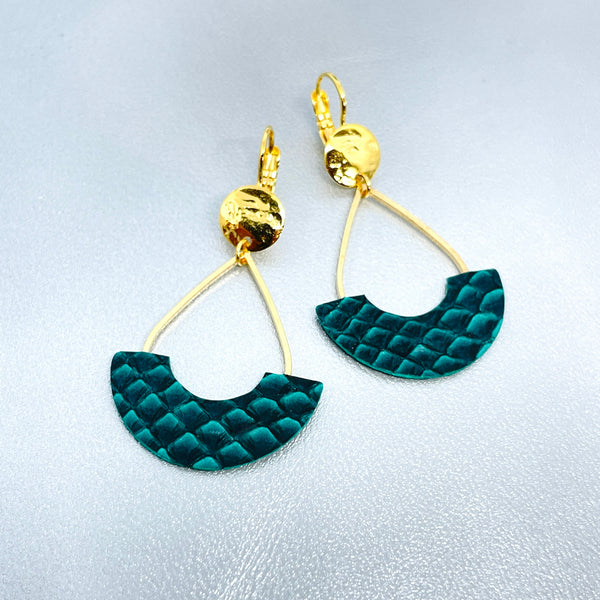 Boucles d'oreilles Anoush de Nune, dorées à l'or fin avec cuir marin, cuir de poisson saumon vert émeraude écaille, en forme de demi-lune, sur fond cuir gris argenté