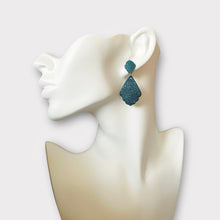 Charger l&#39;image dans la galerie, boucle d&#39;oreille bleu paon pailleté de style rétro baroque,  portée à l&#39;oreille

