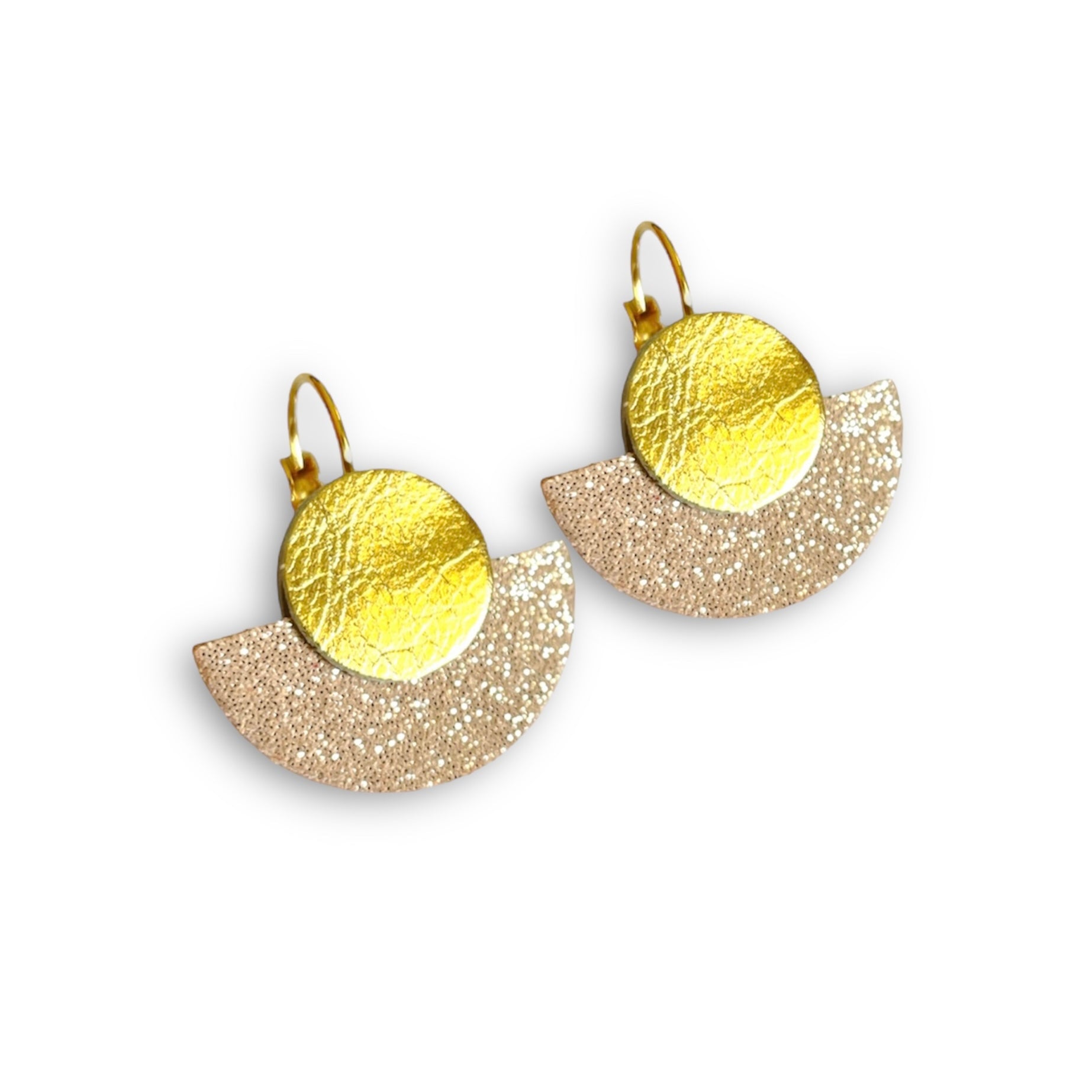 NUNE boucles d'oreilles dorées en forme de demi-lunes en cuir rose pailleté argent et doré recyclé, sur fond blanc. Modèle Téthys