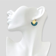 Charger l&#39;image dans la galerie, NUNE boucle d&#39;oreille dorée en forme de demi-lune en cuir vert canard pailleté or et or recyclé, portée à l&#39;oreille. Modèle Téthys
