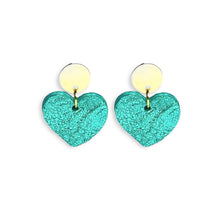 Charger l&#39;image dans la galerie, NUNE puces d&#39;oreilles dorées Mims avec pendentifs cœurs en cuir vert émeraude brillant recyclé.
