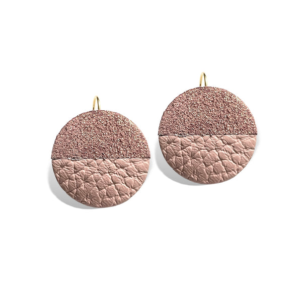 NUNE boucles d'oreilles rondes bicolores en cuir vieux rose pailleté or et vieux rose grainé, sur fond blanc