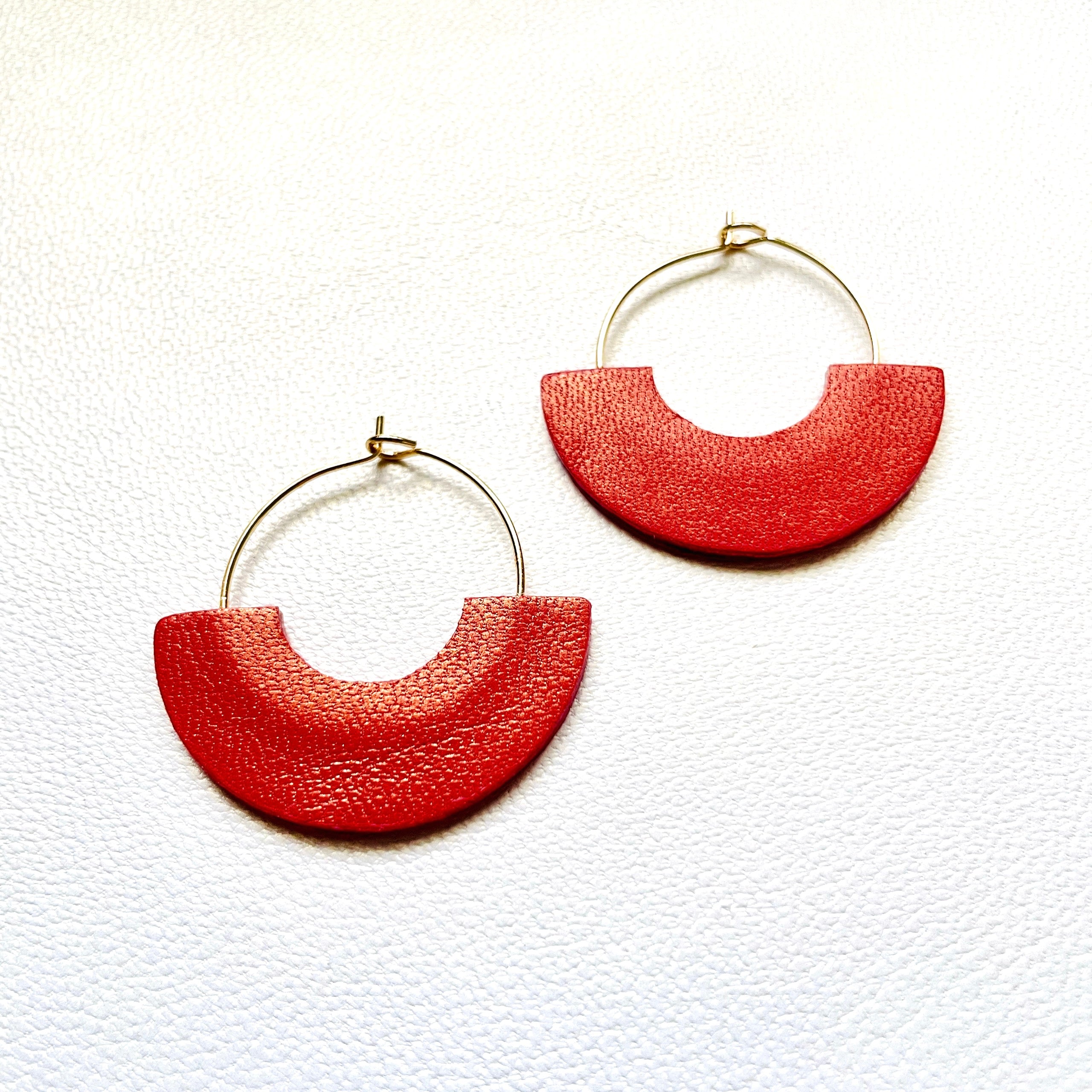 Boucles créoles Nune modèle Mezzaluna dorées en forme de demi-lunes en cuir recyclé coquelicot nacré