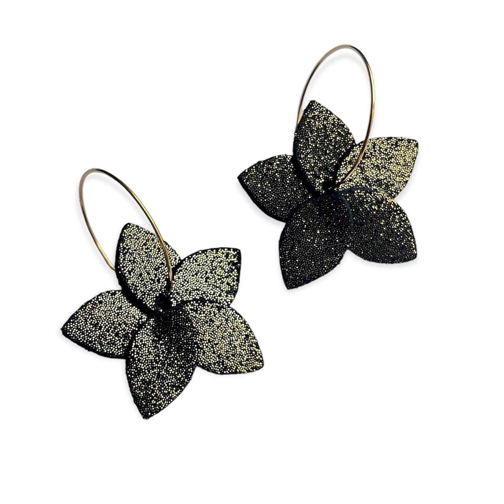 Nune petites boucles d'oreilles créoles Jasmin Pailleté en cuir noir pailleté or et anneaux dorés, sur fond blanc