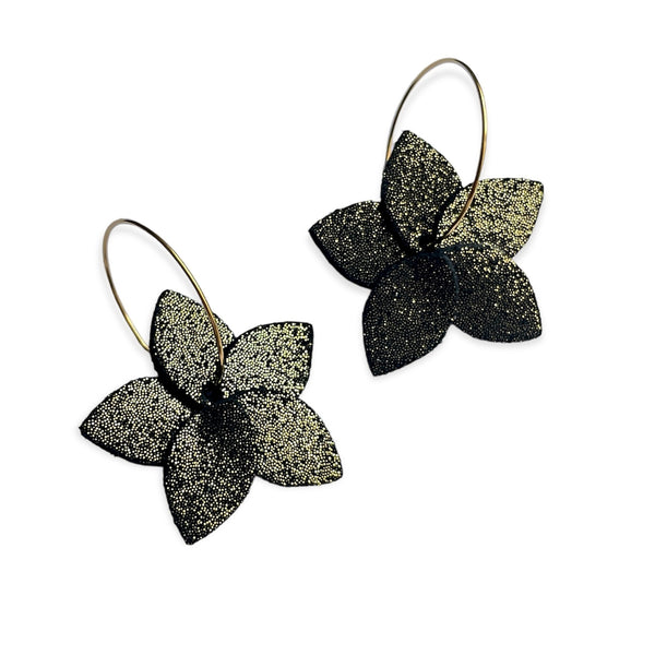 Nune petites boucles d'oreilles créoles Jasmin Pailleté en cuir noir pailleté or et anneaux dorés, sur fond blanc