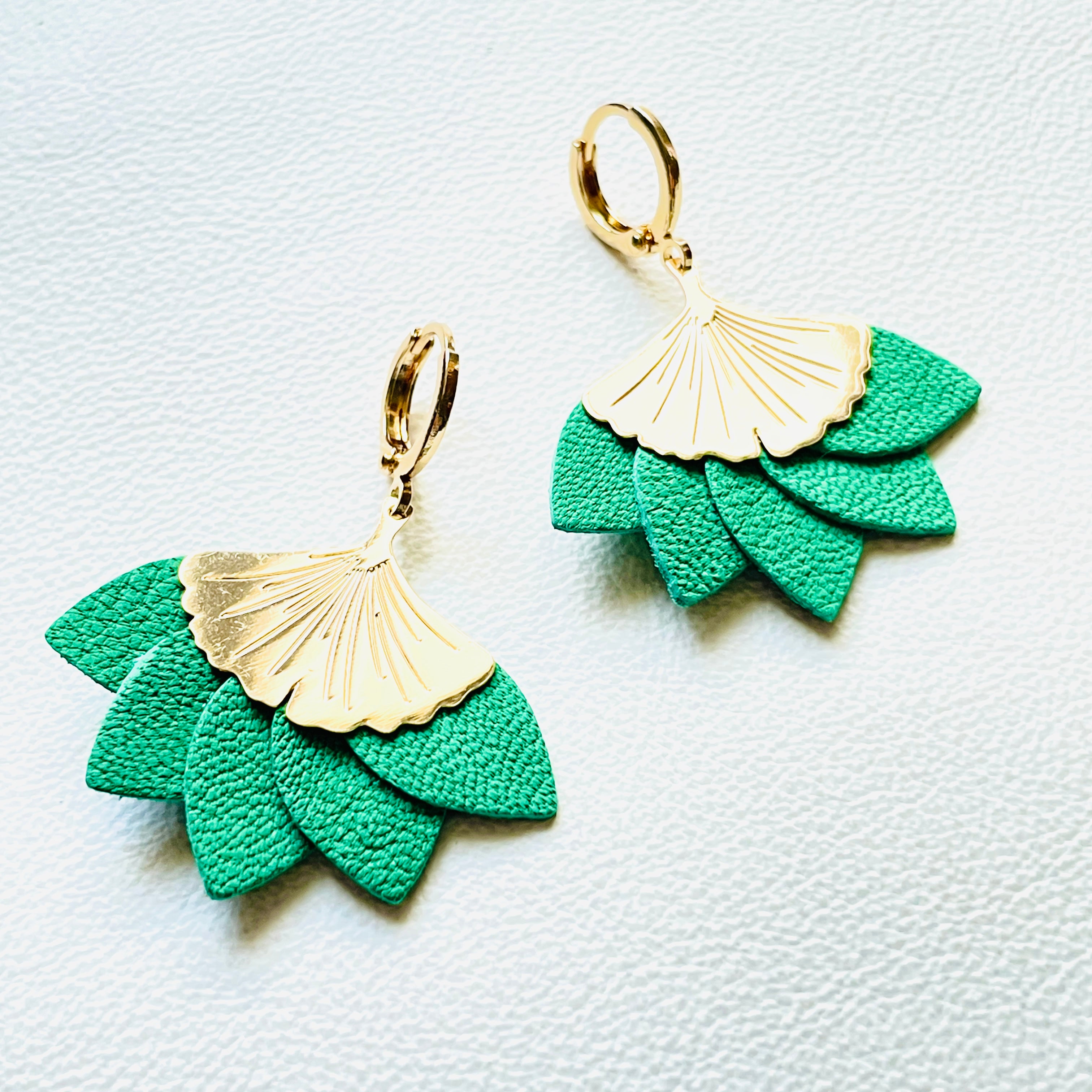 Boucles d'oreilles Nune modèle Ginka dorée à l'or fin et pétales de cuir vert, sur fond blanc