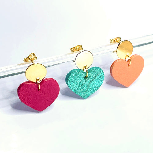 NUNE puces d'oreilles dorées Mims avec pendentifs cœurs en cuirs rose fuschia, vert émeraude brillant et saumon clair recyclé.