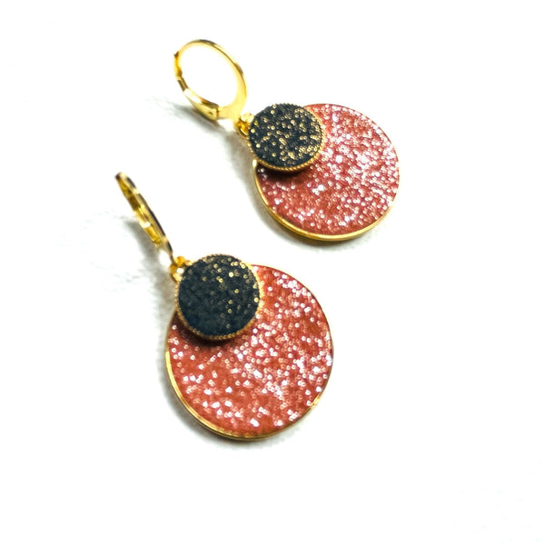 Petites boucles d'oreilles dorées rondes pailletées Nune modèle Bulles pailletées avec doubles sertis de cuirs brique et noir pailletés, sur fond blanc