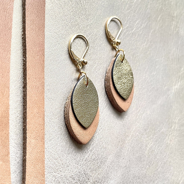 boucles d'oreilles dorées Nune modèle Phylla en cuirs beige amande et doré satiné sur fond gris doré, vues de côté