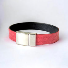 Charger l&#39;image dans la galerie, bracelet en cuir marin rose saumon avec fermoir argent aimanté, sur fond blanc
