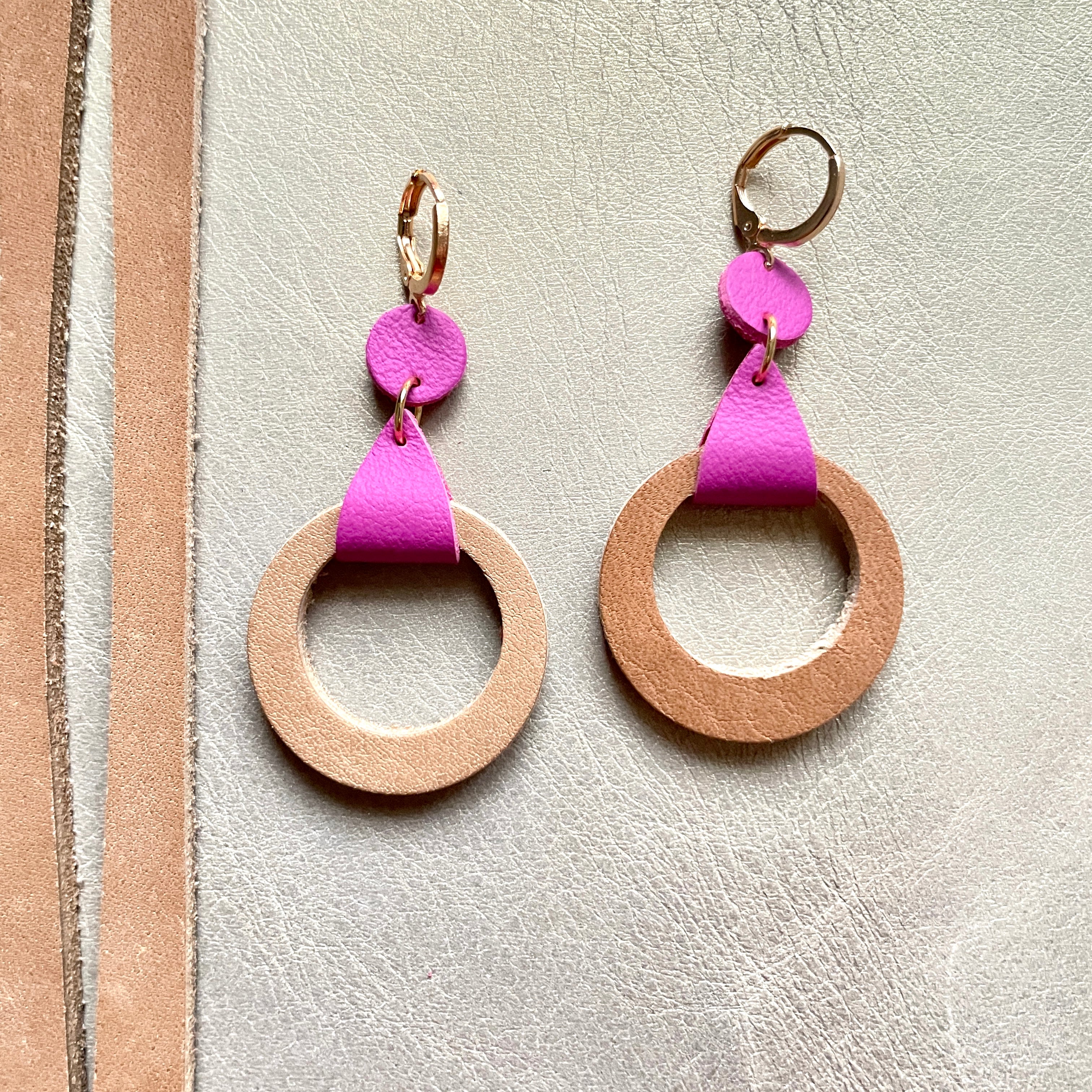 boucles d'oreilles dorées Nune modèle Cyllène en cuirs beige amande et rose fushia sur fond gris