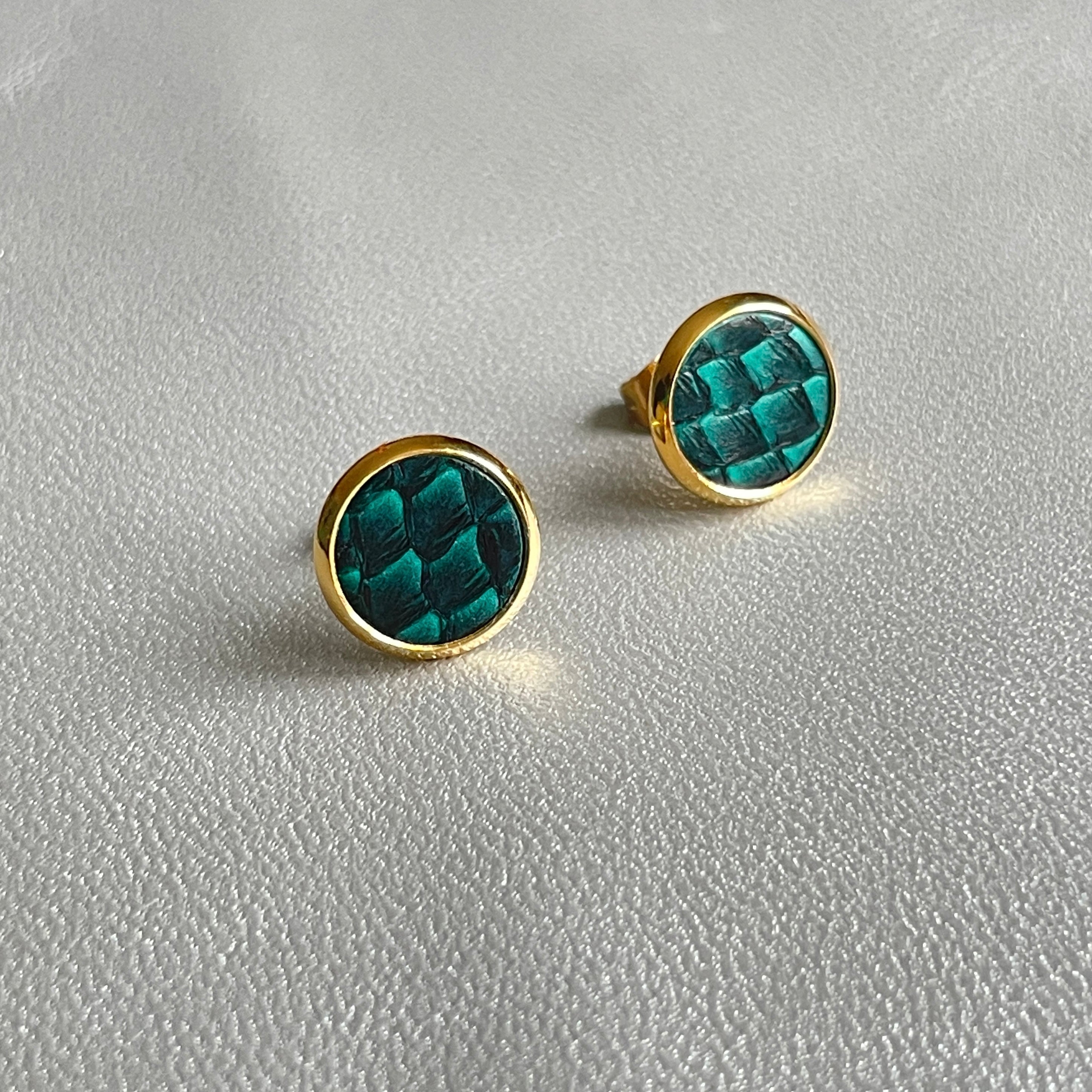 NUNE puces d'oreilles dorées ILIS avec pastille de cuir marin vert émeraude écaille