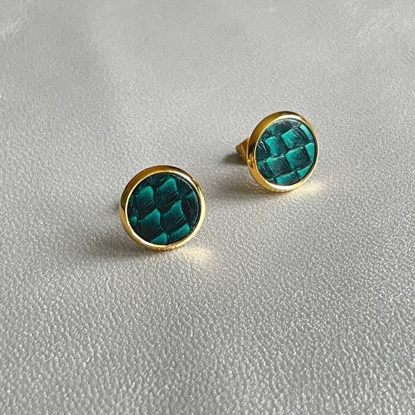 NUNE puces d'oreilles dorées ILIS avec pastille de cuir marin vert émeraude écaille