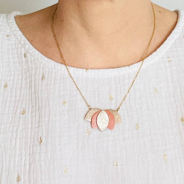 Collier Nune modèle Lotus en acier inoxydable doré et cuirs cannelle dorée satinée, corail nacré et beige pailleté intense porté 