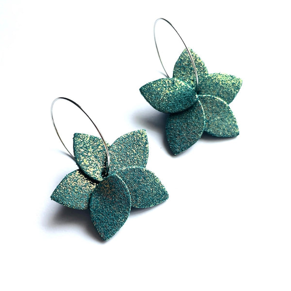 Nune 2 petites boucles d'oreilles créoles Jasmin argenté Pailleté en cuir vert canard pailleté irisé, sur fond blanc