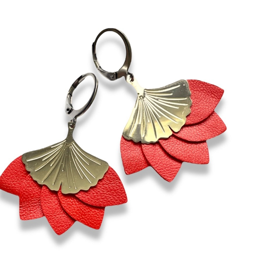 Boucles d'oreilles argentées Nune modèle Ginka en pétales de cuir rouge satiné, sur fond blanc