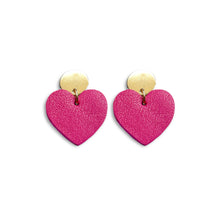 Charger l&#39;image dans la galerie, NUNE puces d&#39;oreilles dorées Mims avec pendentifs cœurs en cuir rose fuschia recyclé.
