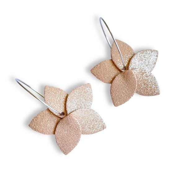 Nune 2 petites boucles d'oreilles créoles Jasmin Argenté Pailleté en cuir rose pailleté argent sur fond blanc